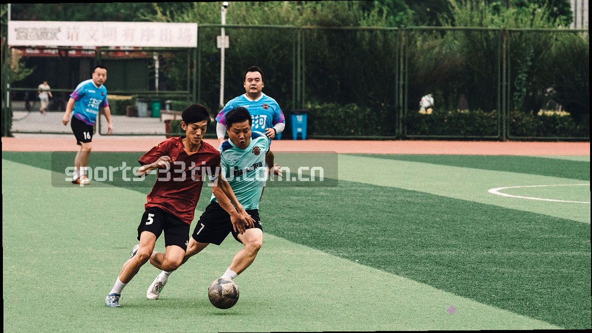 球员通道深处透出灯光的低角度空镜，画面中无可辨认人物面孔